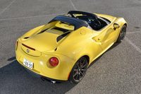 単にルーフをオープントップにしただけでなく、リアセクションのデザインもクーペとは大きく異なっている。