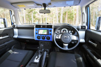 ナビは全車オプション扱い。テスト車には、ディーラーオプションの「スマートHDDナビ＋4アンテナ」（27万900円）が装着されていた。
