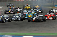 スタート直後の1コーナー。予選2番グリッドのキミ・ライコネンが、ポールシッターのニック・ハイドフェルドを抜きトップを奪取した。予選5位のファン・パブロ・モントーヤ（写真中央右より）が好スタートを決め3位にジャンプアップするも、予選3位のマーク・ウェバー（写真上モントーヤの左）と接触。ウェバーはリタイア、モントーヤはコース復帰、ほか佐藤琢磨やラルフ・シューマッハーらが影響を受けた。（写真＝BMW）