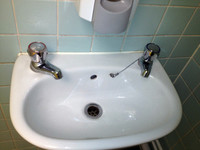 イギリスによくある温水・冷水が離れた水栓。