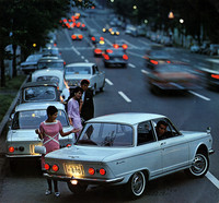 「フロンテ800」のカタログより。大きなリアウィンドウ、2つ並んだ円形テールランプなど、リアビューもイタリアン。