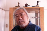 徳大寺有恒（とくだいじ・ありつね）
	1939年東京に生まれる。成城大学経済学部卒。トヨタ・ワークスドライバーとして第2回日本グランプリや各種ラリーに出場した。その後、モータージャーナリストに転身、76年に上梓した『間違いだらけのクルマ選び』（草思社）が、一大ベストセラーとなる。近著は、「大人のためのブランドカー講座」（新潮社）「間違いだらけのクルマ選び（05年冬版）」（草思社）など。
	 