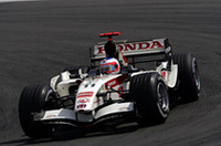 ホンダ移籍後の最高位、5位でフィニッシュしたルーベンス・バリケロ（写真）。ポイント獲得はうれしい結果だが、もっと上位が望まれていたことはいうまでもない。「今日は速さが足りなかった。マシンのバランスが良くなくて、とにかく最後まで走り切り、ベストを尽くすしかなかったんだ」とはバリケロの弁。とはいえ、エンジンブローでリタイアしたチームメイト、ジェンソン・バトンよりはラッキーだった。（写真＝Honda）