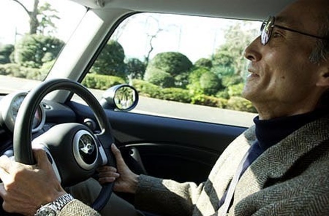 【スペック】MINI One（5MT）：全長×全幅×全高＝3626×1688×1408mm/ホイールベース＝2467mm/車重＝1040kg/駆動方式＝FF/1.6リッター直4DOCH16バルブ（90ps/5500rpm、14.3kgm/3000rpm）/車両本体価格＝195.0万円