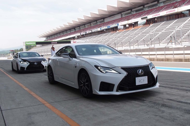 ベーシックな「RC F」（写真手前）と「RC F“パフォーマンスパッケージ”」（同奥）の重量差は70kg。価格差は382万9091円となっている。