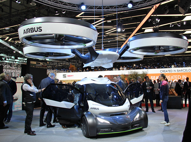 イタルデザイン・ジウジアーロがエアバス・インダストリーと共同開発した、自動運転車とドローンを組み合わせたような“空飛ぶクルマのコンセプトカー”「ポップアップ」。定員は2人で、陸・空ともに100km/hの速度で移動できる。