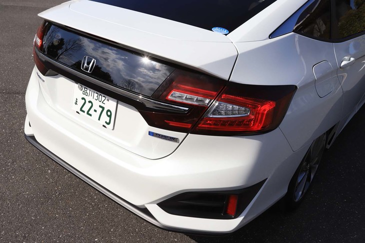 独立したトランクを持つ3ボックス形状ながら、トランクリッド後端は、後方視界確保のためにシースルーデザインになっている。