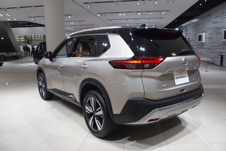 日産エクストレイル（リアビュー）
