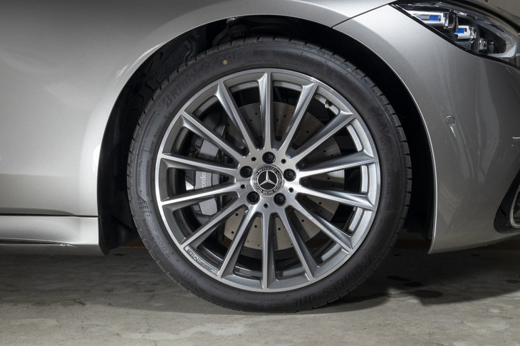 「AMGライン」に含まれる20インチのフィンホイール。タイヤサイズは標準仕様が前・後ろともに255/50R18であるのに対し、AMGライン装着車は前：255/40R20、後ろ：285/35R20となる。