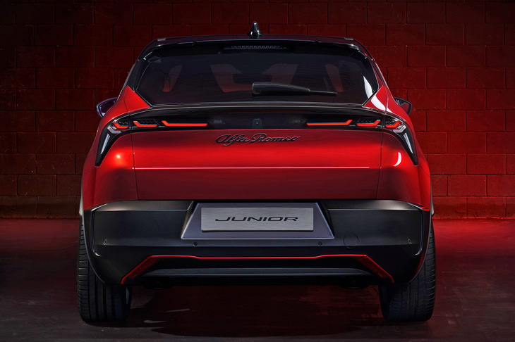 今回はテールランプに関するお話を。これは「アルファ・ロメオ・ジュニア」。