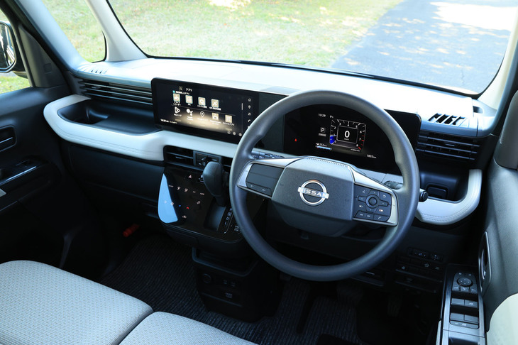 「ルークスX」のインストゥルメントパネル。12.3インチの大型統合インターフェイスディスプレイの採用は「ハイウェイスター」と共通だが、ダッシュボードは硬い素材のままで、ステアリングホイールとフロントシートのヒーターも標準では装備されない。