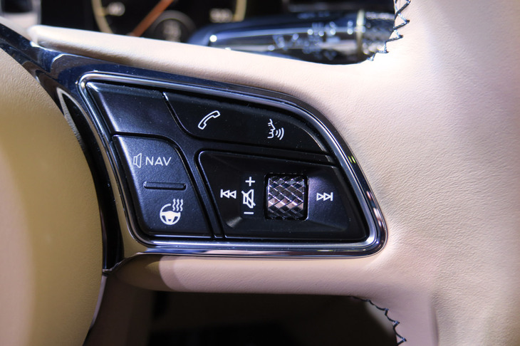 ベントレー・フライングスパー ハイブリッド（ステアリングスイッチ）