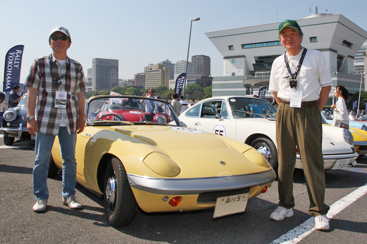 1964年「ロータス・エランS1」で初参加のペア。どこかでお見かけした顔と思ったら、長年日産で車両開発に携わり、R33とR34「スカイライン」の開発主管を務めた渡邉衡三さん（右）と、厚生労働省から「現代の名工」として表彰された日産のテストドライバー加藤博義さん（左）の師弟コンビだった。「品川5」のシングルナンバーを持つエランは渡邉さんの所有車だが、最初のオーナーは故・瀧 進太郎氏という個体。瀧氏はエランや「ポルシェ・カレラ6」でレース活動した後に「タキ・レーシングオーガニゼーション」を設立、日本のモータースポーツ界に貢献した人物だ。