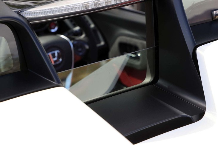 左右席間の後方に設けられたリアウィンドウは電動開閉式。空気の流れやエンジンからのサウンドを調整できる。