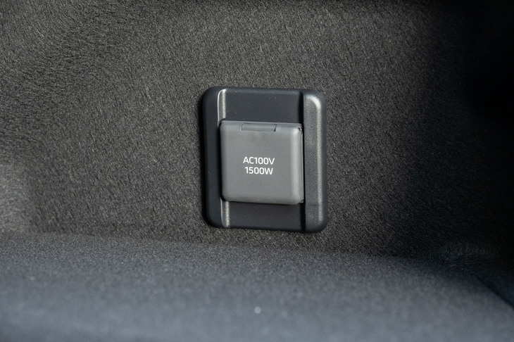 AC100V・1500Wのコンセントはどちらのパワートレインにも標準装備される。