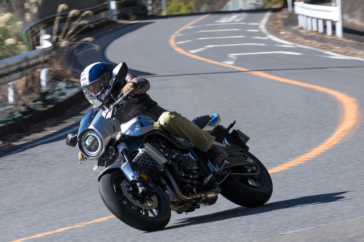 車体には伝統的なクレードルタイプではなく、エンジンも剛体として用いるスチール製のダイヤモンドフレームを採用。十分な剛性としなやかさを両立している。