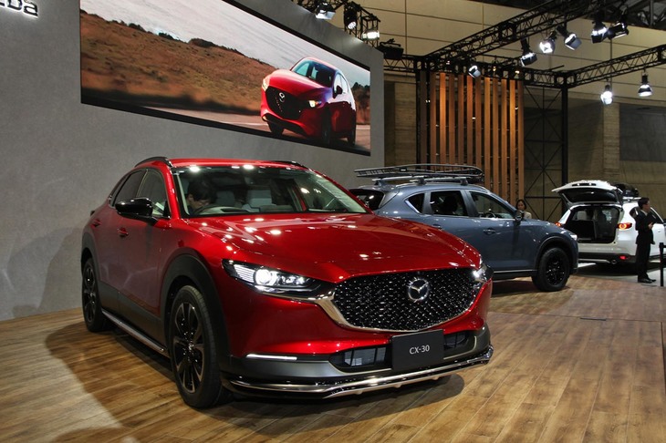 マツダは新型SUV「CX-30」のカスタマイズモデルを出展。全体的に市販車両主体の展示内容だった。