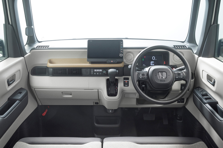 3代目「N-BOX」のインストゥルメントパネル。ステアリングホイールの上側から見えるよう配置されていた従来型のメーターは、一般的なステアリングホイールの内側から確認するレイアウトに変更された。ホンダの軽自動車として初めて7インチTFT液晶メーターが採用されたのも最新モデルにおけるトピックだ。