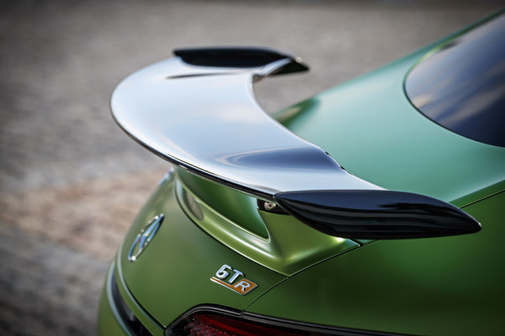 リアデッキに設置された大型リアウイング。