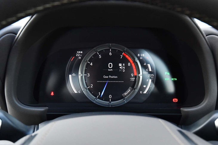 コンパクトにまとめられた液晶メーター。カラーヘッドアップディスプレイも標準で備わる。