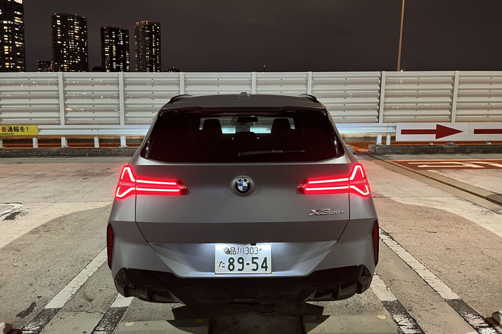 リアのトレッドは先代比で45mmも広げられており、コーナリング時のハンドリングを向上させる。乗り心地はすばらしく、超フラットライドに首都高を駆け抜けた。