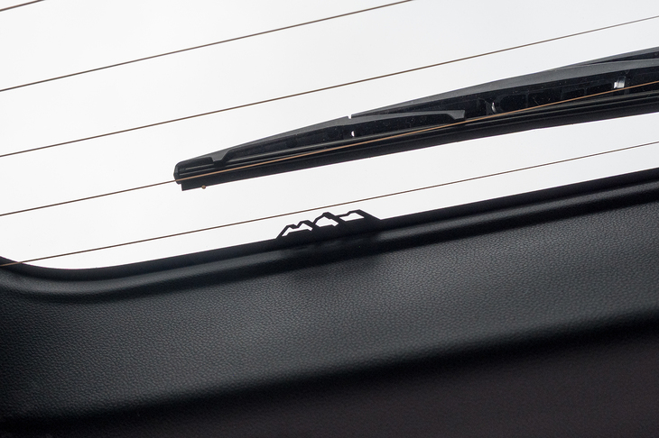 テールゲートウィンドウに描かれた山並み。モチーフは上毛三山だろうか。こうしたあしらいが車内外の随所に隠されている。