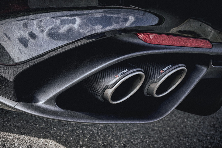 アクラポビッチ製エキゾーストシステムを採用。リアマフラーがチタン製、フィニッシャーがカーボン製となる。