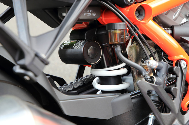 リアサスペンションにはWP APEXのモノショックを採用。新たにリンク式とすることで、路面追従性や乗り心地の改善が図られた。