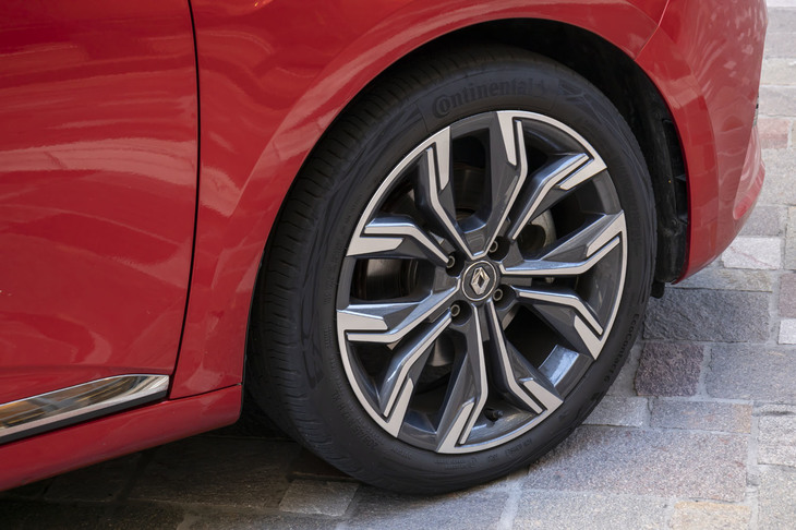 試乗車には、205/45R17サイズの「コンチネンタル・エココンタクト6」タイヤが装着されていた。