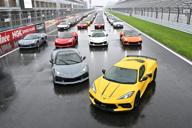 ウエットコンディションで行われたフィナーレの、参加したシボレー全車によるパレードランのスタート前に記念撮影。先頭は当日日本デビューした「C8コルベット イエロージャケットエディション」と「C8コルベットZ06コンバーチブル」。（写真：ゼネラルモーターズ・ジャパン）