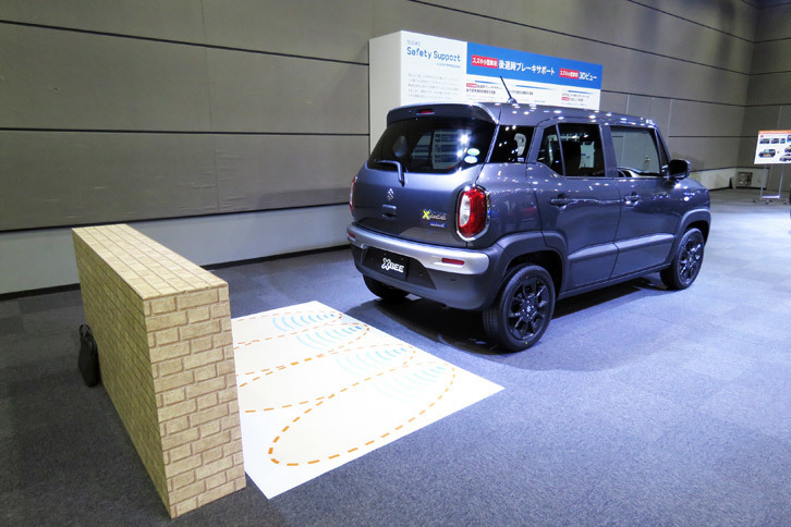 安全装備としては、スズキの小型車として初めて後退時の自動緊急ブレーキおよび誤発進抑制制御機構が採用されている。