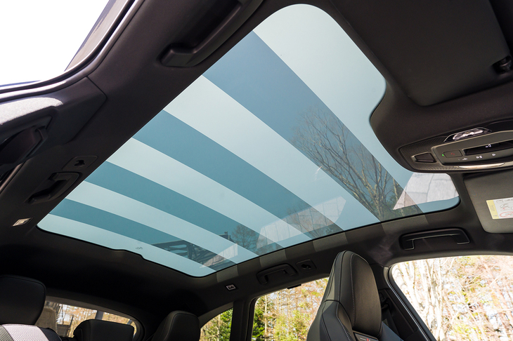 シェードレスのパノラマガラスルーフは調光ガラスによって電気的にクリアガラスと曇りガラスを切り替えられる。このようなストライプにもできる。