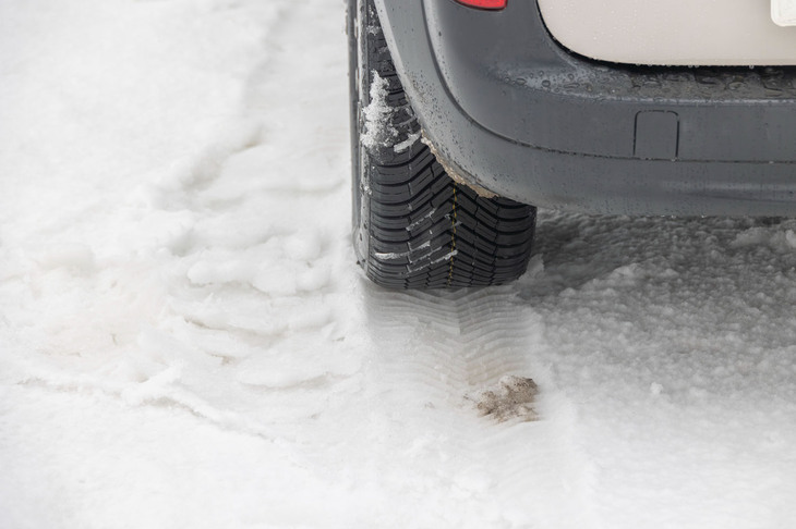 特徴的な「エヌブルー4シーズン2」のV字パターンを雪道に残しながら前へと進む。凍結路面以外では、スタッドレスタイヤとほぼ遜色のない安定した走りを味わえる。