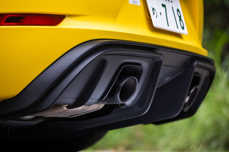 「718ケイマンGT4」のリアエンド下部に備わる、テールパイプフィニッシャーを包み込むような形状のディフューザー。レーシングカー由来のノウハウでデザインされ、車体後部の空力性能向上に貢献するという。