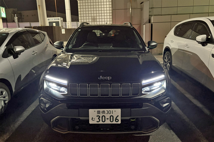 「ジープ・アベンジャー4xeハイブリッド」のフロントマスク。ヘッドランプよりも前方に配置された「7スロットグリル」やサイドが盛り上がったフェンダーなどの特徴的なデザインは、BEVのアベンジャーと同様である。