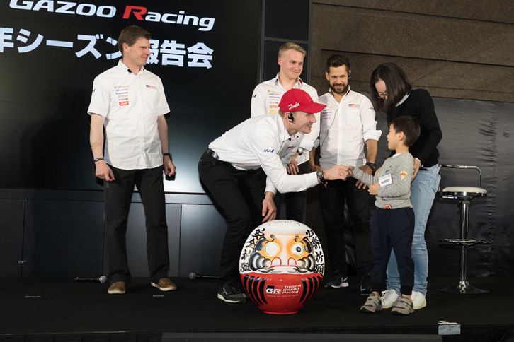 30人のファンが招待された今回の報告会。ファンの代表からチームメンバーへ、必勝祈願のダルマがプレゼントされた。