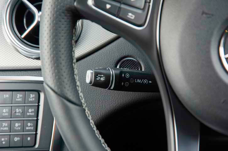 ステアリング裏、ウインカーレバーの下に備わるアダプティブクルーズコントロール機能の操作レバー。