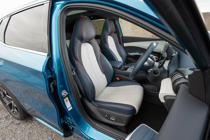 フロントシートは電動調整機能もヒーターも標準装備。白とブルーグレーに赤のパイピングを組み合わせた表皮（合皮）がおしゃれだ。