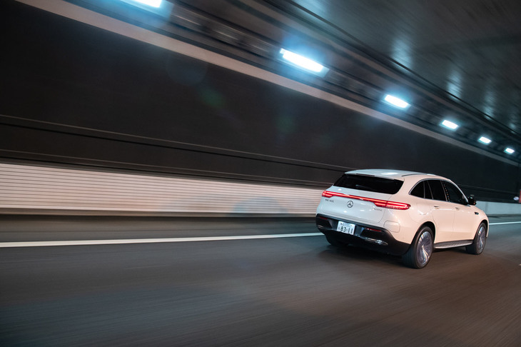 「EQC」のリアにはエアサスペンションが装備されており、乗車人数や荷物の量などによる姿勢の変化を自動で補正。ハンドリングや操縦安定性への悪影響を防いでいる。