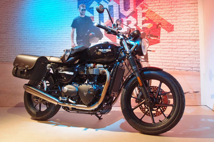 カスタマイズに関する自由度の高さも、「ストリートツイン」のセリングポイントのひとつ。純正アクセサリーとして140種以上のアイテムが用意されている。写真はそれらのパーツを組み込んだ展示車両。