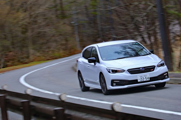 フロントにはショーワ製の周波数応答型ダンパー（SFRD：Sensitive Frequency Response Damper）を装備。路面入力の振動周波数に応じて減衰力が自動で変わる。