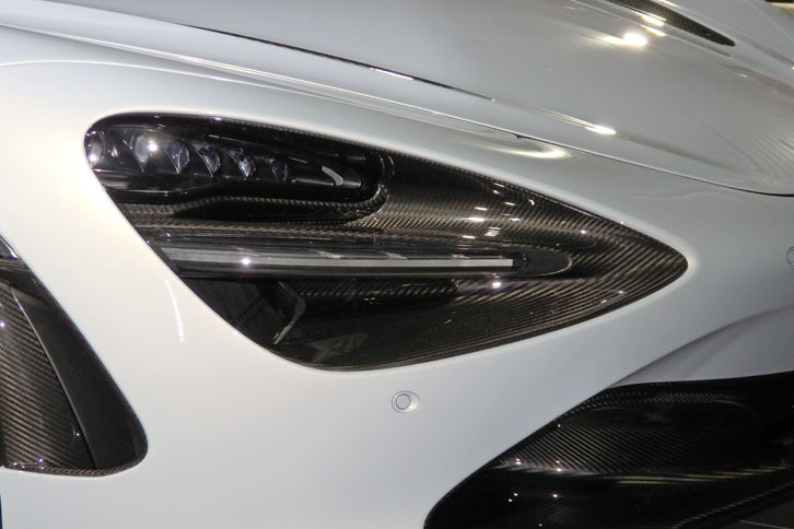 ヘッドライトとターンシグナルを組み合わせた大型のLEDライトユニットを低く配置している。