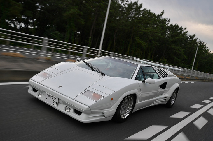 人生において2台目となった「カウンタック」は「25thアニバーサリー」の1989年モデル。公道をフツーに走ったり、駐車場に止めて眺めているだけで感動できる。さすが永遠の聖遺物。（写真＝池之平昌信）