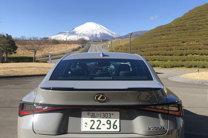「IS500“Fスポーツ パフォーマンス」と霊峰富士のツーショット。実にめでたい。そうだ。日本にはレクサスと富士山がある。