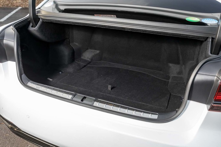 トランクルームの容量は430リッター。リアバンパー下に足先を出し入れすることでトランクリッドを開閉する機能が標準で備わる。