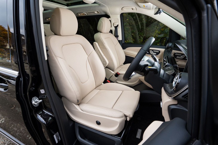 シート表皮はベージュのナッパレザー。「V220dエクスクルーシブ ロング プラチナムスイート」でカスタマイズできるのはボディーカラーのみ（どれも無償）で、装備類のオプションは一切設定されていない。