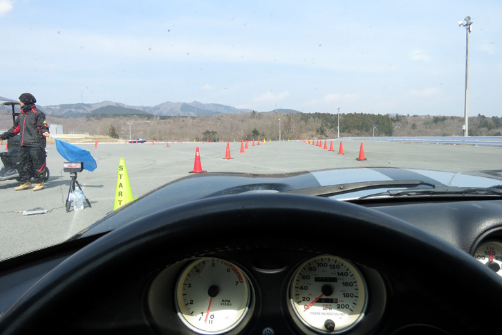 オートクロスとは、パイロンでできた特設コースを走るタイムアタック競技のこと。写真の通り、コースの左右がパイロンの列で仕切られているので、ジムカーナと違って走行前にコースを覚え込む必要がない。