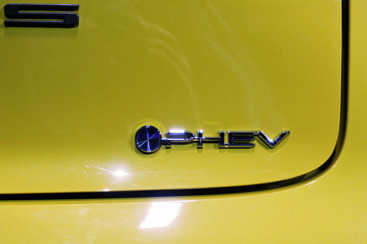 トヨタ・プリウス2.0L PHEVプロトタイプ（「PHEV」バッジ）