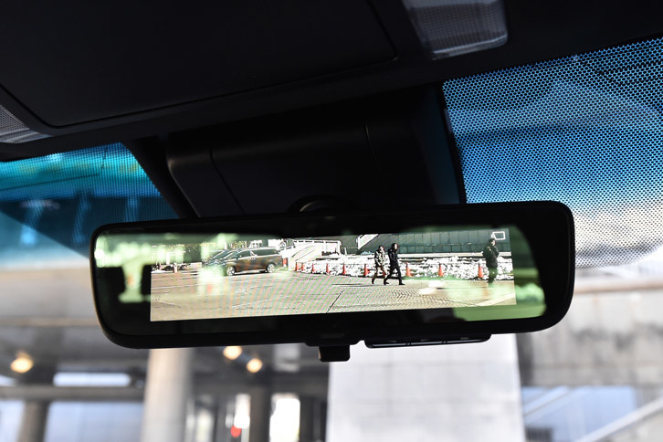 カメラの映像を映すことで後方の視認性を高める「デジタルインナーミラー」。モデルにより、標準装備またオプションとして用意される。