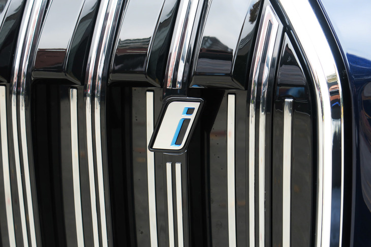 BMW i7 xDrive60eエクセレンス（フロントグリル）